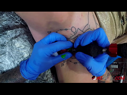 ❤️ Ekstreme tatuita varmulo Sully Savage ricevis tatuon sur sia klitoro ️❌ Rusia porno ĉe eo.niceporn-tv.ru ❌